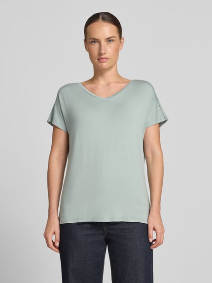 Frauenmodel trägt T-Shirt aus Viskose-Elasthan-Mix mit V-Ausschnitt von Christian Berg Woman in Hellgrün, Relaxed-Fit, Kappärmel, Rückenlänge bei Größe S 63 cm, Damen T-Shirt, Ganzkörperansicht von vorne.