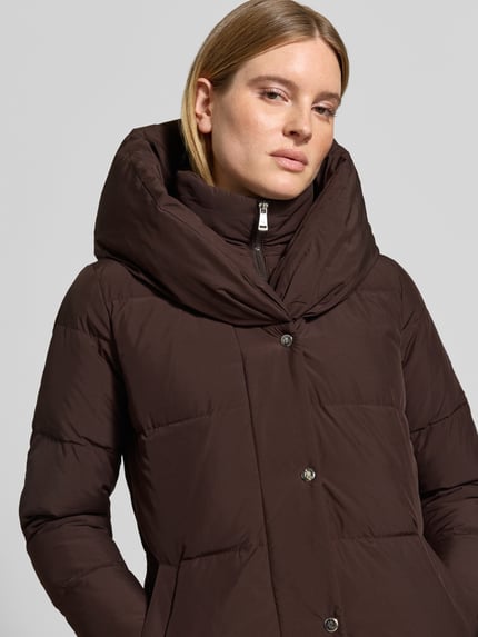Frauenmodel trägt Regular Fit Daunenmantel mit Zweiwege Reißverschluss von LAUREN RALPH LAUREN, braun, unifarben, Nahaufnahme Oberkörper.