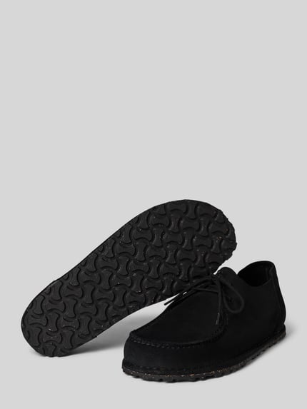Produktfoto, schwarze Schnürschuhe aus Leder mit strukturierter Sohle, runde Form, Modell 'UTTI' von Birkenstock, strukturierte Oberfläche