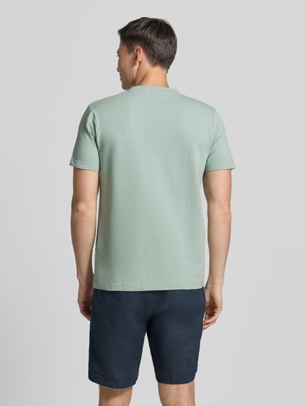 Mannelijk model draagt T-shirt met structuurpatroon en gestikt logo van Lerros, katoenmix met stretch, regular fit, ruglengte maat M 75 cm, geheellichaamsbeeld rugaanzicht