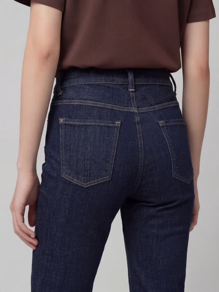 Männermodel trägt dunkelblaue bootcut jeansy aus mieszanka modalu i bawełny, Bootcut Jeans aus Baumwoll-Mix Modell 'DREAM BOOT' von MAC, Ganzkörperansicht Rückansicht, Damen Bootcut-Jeans von MAC