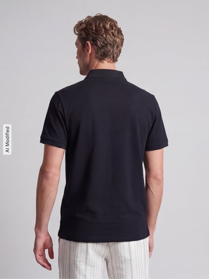 Männermodel trägt Regular Fit Poloshirt mit Strukturmuster von MCNEAL, dunkel, elastischer Baumwoll-Mix, Rückansicht, Ganzkörperansicht.