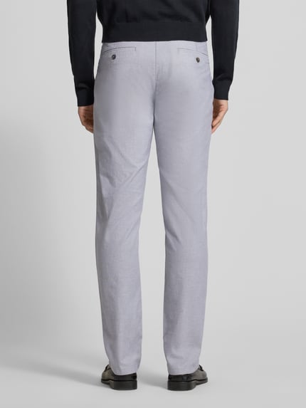 Męski model nosi Stoffhose mit französischen Eingrifftaschen von MCNEAL, jasnoszary, prosty krój, bawełna z elastanem, widok całej sylwetki z tyłu.