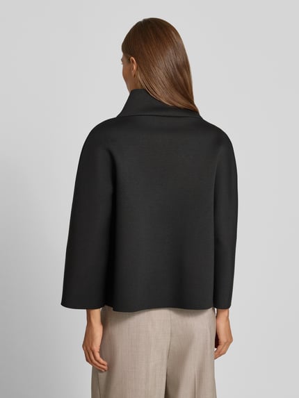 Frauenmodel trägt Jacke aus Viskose-Mix mit Stehkragen von Rinascimento in Schwarz, lockere Passform, Rückenansicht, Ganzkörperansicht Rückansicht.