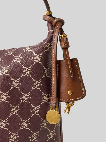 Produktfoto, Shoulder Bag mit Reißverschluss Modell 'PORTA' von MANGO, braune Kunstleder-Tasche mit Allover-Logo-Print, Detailaufnahme