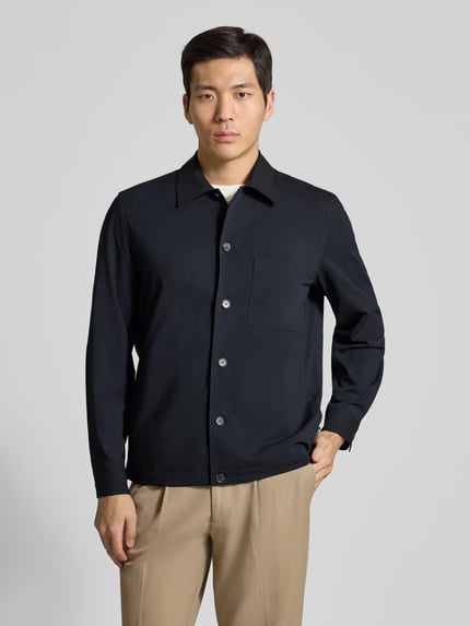 Männermodel trägt Regular Fit Hemdjacke aus Baumwoll-Mix mit Viskose-Anteil von Marc O'Polo, Optik: Unifarben, Popeline, Ganzkörperansicht von vorne.