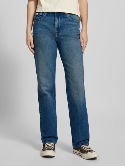 Frauenmodel trägt Straight Fit Jeans mit Logo-Patch von Calvin Klein Jeans, mittleres Blau, 5-Pocket-Design, Baumwoll-Mix, Ganzkörperansicht von vorne.
