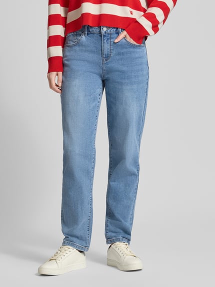 Kobiece modelka nosi Jeans mit 5-Pocket-Design od Buena Vista, bawełniana mieszanka z wiskozą, luźny krój, szerokość w rozmiarze S 39 cm, długość wewnętrzna nogawki 70 cm, jasnoniebieski denim, zdjęcie całej sylwetki z przodu.