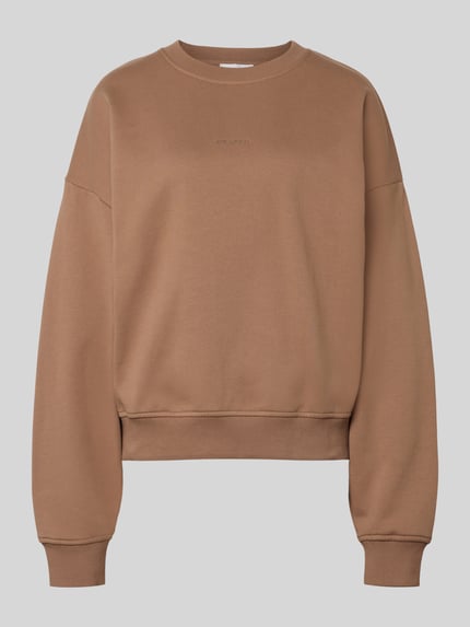 Produktfoto, Regular Fit Sweater mit Logo-Stitching Modell 'Croissant' von OH APRIL, bawełna, krój regular fit, wyhaftowane logo, okrągły dekolt, elastyczne wykończenia