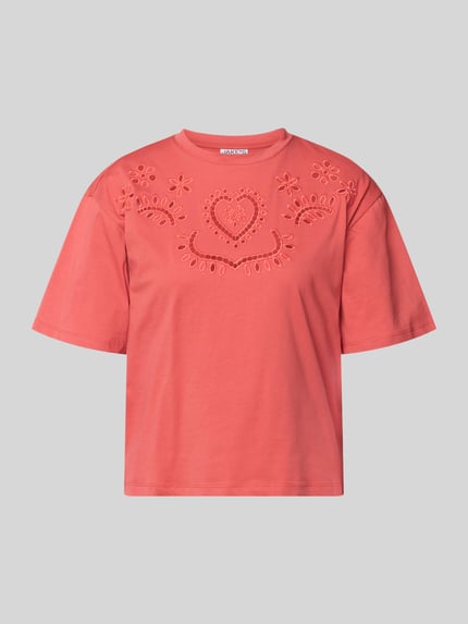 Produktfoto, T-Shirt mit Lochstickerei und Rundhalsausschnitt von Jake*s Casual aus czystej bawełny, krój regular fit, kolor różowy, długość tyłu w rozmiarze S: 50 cm, ozdobna faktura