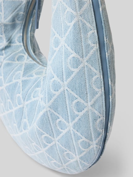 Productfoto, Handtasche aus Baumwolle mit Logo-Muster van CK Calvin Klein, puur katoen, lichtblauw logomotief, ritssluiting, sierlijke structuur, draagband, breedte 42 cm, lengte 25 cm, diepte 1 cm, schouderbandlengte 42 cm