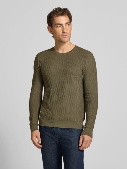 Männermodel trägt Regular Fit pullover aus katoen model '10Dapher' van JOOP! collectie in olijfgroen met structuurpatroon, Ganzkörperansicht von vorne.