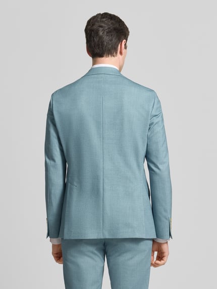 Männermodel trägt Slim Fit Anzug mit 2-Knopf-Sakko von Wilvorst in Hellblau, Baumwoll-Materialmix, Ganzkörperansicht Rückansicht