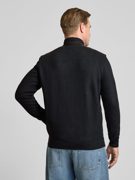Männermodel trägt Sweatjacke mit Label-Details von bugatti in Schwarz, elastische Abschlüsse, Baumwollmischung, gerader Schnitt, Ganzkörperansicht Rückansicht.