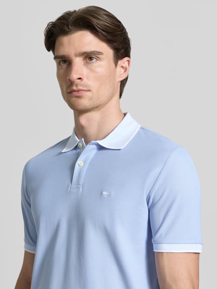 Männermodel trägt Modern Fit Poloshirt mit Stitching von Fynch-Hatton in lichtblauw, katoen, polokraag, knoopsluiting, borstlogo, Nahaufnahme Oberkörper.
