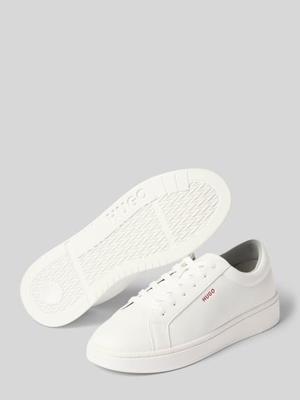 Produktfoto, weißer Sneaker mit Schnürung Modell 'Neston_tenn_pu' von HUGO für Herren auf grauem Hintergrund, glatte Textur