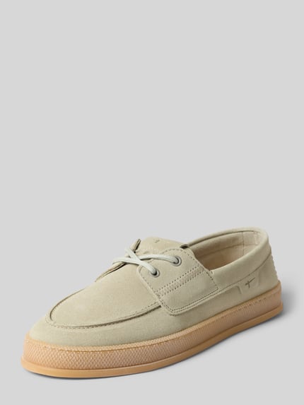 Produktfoto, Mokassins aus echtem Leder von Tamaris in Beige, unifarbene Optik, abgerundete Spitze, flache Sohle aus strukturiertem Nappaleder/Veloursleder, Logo-Prägung und Schnürung, Seitenansicht.