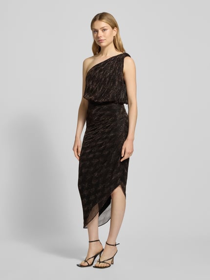 Vrouwenmodel draagt glanzend zwarte one-shoulder maxi-jurk, asymmetrische look, getailleerd model, Cassidy van Forever New, volledige vooraanzicht. Ruglengte maat 36: 140 cm, borstwijdte: 40 cm.