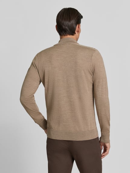 Männermodel trägt Wollpullover mit Label-Patch Modell 'Liaset' von Dale of Norway in Beige, reine Wolle, Rückansicht, Ganzkörperansicht.