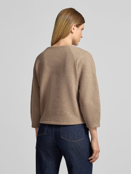 Frauenmodel trägt Sweatshirt mit U-Boot-Ausschnitt Modell 'Gusera' von OPUS in Beige, unifarben, Raglanärmel, Ganzkörperansicht Rückansicht.