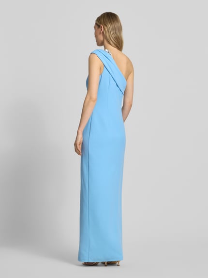 Modelka nosi Slim Fit Abendkleid mit Raffungen od Adrianna Papell, materiał elastyczny, krój slim fit, marszczenia, rozcięcie, one-shoulder, długość pleców w rozmiarze 36: 127 cm, szerokość w rozmiarze 36: 38 cm, widok całej sylwetki z tyłu.