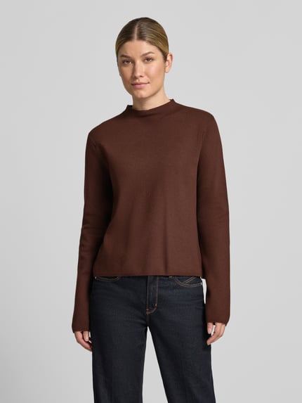 Frauenmodel trägt Strickpullover aus Viskose-Mix Modell 'CHIMNEY' von MANGO in Braun, Regular Fit, glatte Textur, Ganzkörperansicht von vorne. Rückenlänge 56 cm, Ärmellänge 59 cm.