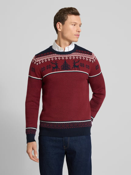 Männermodel draagt Strickpullover met gerippten Abschlüssen van Lindbergh in bordeaux met donkerblauwe details, katoenmix, regular fit, ronde hals, ruglengte bij maat M 72 cm, mouwlengte 78 cm, ribboorden. Ganzkörperansicht van voren.