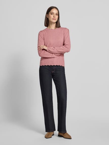 Vrouwenmodel draagt Regular fit gebreide pullover uit viscosemix Model 'femi' van VILA, viscosemix, ronde hals, ruglengte maat S 54 cm, mouwlengte 63 cm, Ganzkörperansicht von vorne