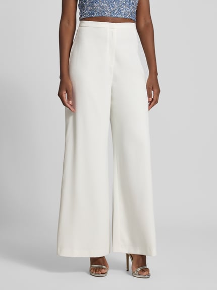Frauenmodel trägt Relaxed Fit Stoffhose mit Stretch-Anteil von SWING in Creme mit Satinfutter und Eingrifftaschen, Nahaufnahme Oberkörper. Damen Stoffhose, elastischer Material-Mix, Bundweite 35 cm, Innenbeinlänge 80 cm.