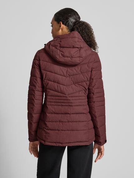 Frauenmodel trägt Jacke mit Kapuze und Label-Patch Modell von G.I.G.A. DX in Bordeaux, gesteppt, strukturierte Oberfläche, Ganzkörperansicht Rückansicht.
