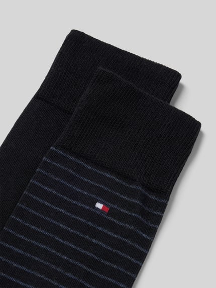 Produktfoto, Socken im 2er-Pack von Tommy Hilfiger aus Baumwollmischung mit Stretch-Anteil, elastischer Bund, Logo-Stickerei, verstärkte Belastungszonen, ein Paar uni-schwarz, ein Paar dunkel mit feinen Streifen, glatte Textur