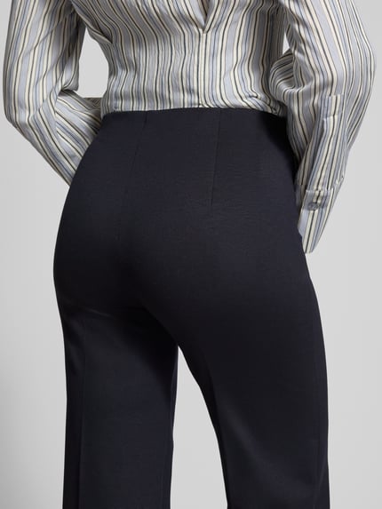 Frauenmodel trägt Stoffhose mit elastischem Bund von Marc Cain, Viskose-Mix mit Stretch, lockerer Schnitt, Nahaufnahme Rückansicht.