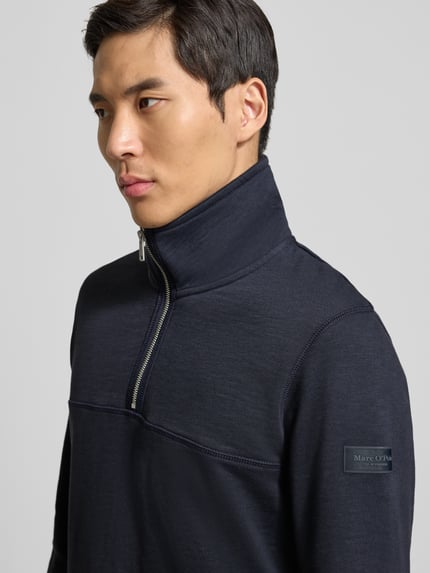 Männermodel trägt Regular Fit Sweatshirt aus reiner Baumwolle von Marc O'Polo in effen donkerblauw met opstaande kraag, Nahaufnahme Oberkörper.