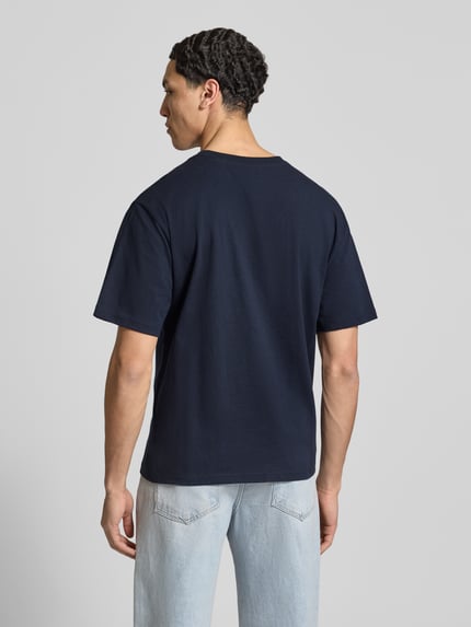 Mannelijk model draagt T-Shirt met Label-Print en Rundhalsausschnitt van REVIEW, regular fit van pure katoen, donkerblauw, ruglengte M 65 cm, Ganzkörperansicht Rückansicht.