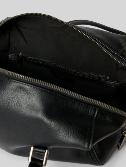 Produktfoto, Satchel Bag mit Label-Prägung Modell 'KAYLA' von LIEBESKIND BERLIN in Schwarz, strukturierte Oberfläche, Innenansicht mit Reißverschlusstasche, Zweiwege-Reißverschluss, lange Tragegriffe, Maße 25x17x10 cm, Schulterriemen 70 cm.