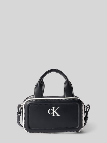 Produktfoto, schwarze Henkeltasche mit Logo-Print Modell 'BAULETTO' von CK Calvin Klein für Damen, glatte Oberfläche, weiße Kontrastnähte