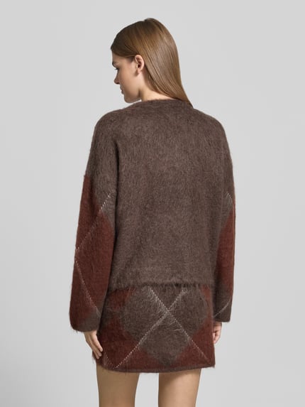 Frauenmodel trägt Strickpullover im Allover-Look mit Rundhalsausschnitt von YAS, Material-Mix mit Mohair-Anteil, Rückenlänge 56 cm, Ganzkörperansicht Rückansicht.