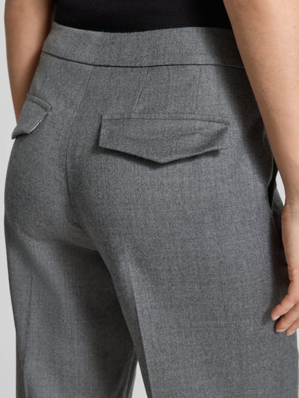 Männermodel trägt spodnie materiałowe 'Stoffhose aus Schurwolle-Mix mit Bügelfalte' von windsor., kolor szary, mieszanka żywej wełny z dodatkiem streczu, kanty, z tyłu kieszenie z wypustką, widoczne tekstury tkaniny, detailaufnahme pośladków