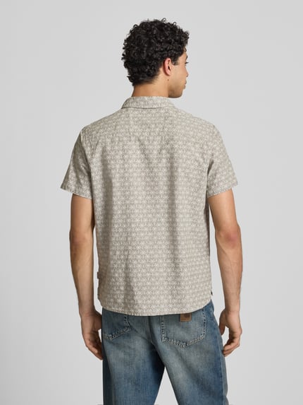 Männermodel draagt Regular Fit vrijetijdsoverhemd met kentkraag model 'ABAN' van Blend, mix van katoen en linnen, all-over look, ruglengte 68 cm, schouderbreedte 40 cm, mouwlengte 22 cm, rugaanzicht