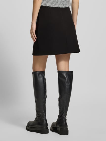 Frauenmodel trägt Ausgestellter Mini-Rock mit Saumschlitzt Modell 'BOZZY' von Pieces, einfarbig, Mini-Länge, Rückansicht Ganzkörperansicht.