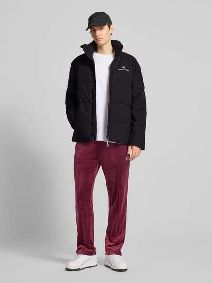 Männermodel trägt Steppjacke mit Stehkragen Modell 'NILO' von SERGIO TACCHINI, Schwarz, Material-Mix mit Stretch-Anteil, Regular-Fit, Ganzkörperansicht von vorne