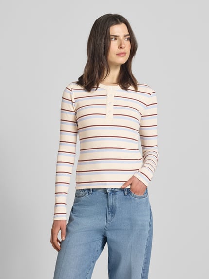 Vrouwenmodel draagt shirt met lange mouwen Slim Fit Langarmshirt aus Baumwoll-Mix Modell 'KATIE' van Vero Moda, meerkleurig, gestreept, fijngebreid, met ronde hals en korte knoopsluiting, patroon: streepmotief, materiaal: katoenmix, voorkant volledig zichtbaar, bovenlichaam opname.