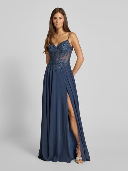 Frauenmodel trägt Corsagenkleid mit Stitchings und V-Ausschnitt von LUXUAR FASHION in Dunkelblau, Maxikleid, Chiffon, A-Linie, Ganzkörperansicht von vorne.
