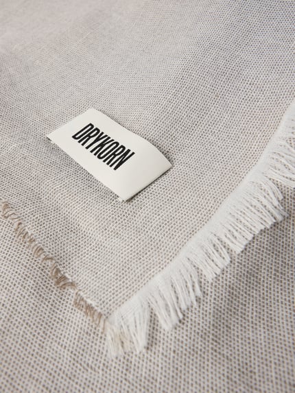 Produktfoto, Sjaal met labeldetail en franjes model 'PLINA' van Drykorn, materiaalmix met linnen, rechthoekig, breedte 66 cm, lengte 196 cm