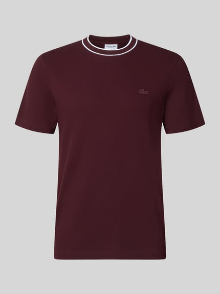 Produktfoto, Regular Fit T-Shirt aus Baumwoll-Mix von Lacoste in Dunkelrot mit weißen Streifen am Rundhalsausschnitt, glatte Struktur.