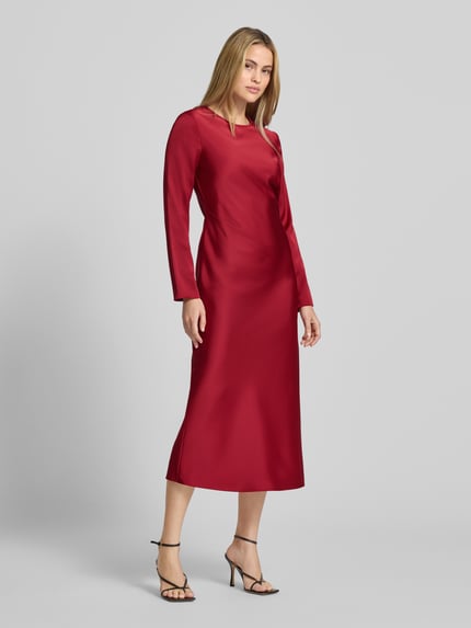 Frauenmodel trägt Midikleid aus Satin von Emporio Armani in Rot, körpernahe Passform, Rundhalsausschnitt, Langarm, Ganzkörperansicht von vorne.