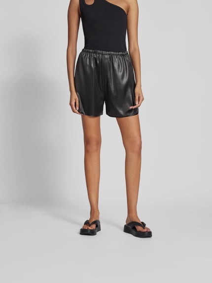 Filippa K Shorts in leerlook Donkerbruin - 4