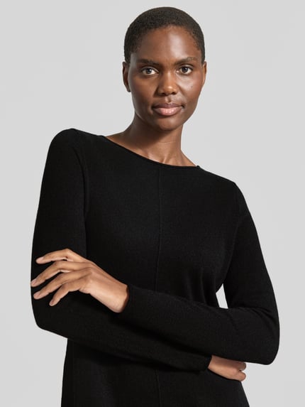Frauenmodel trägt Slim Fit Kleid aus reinem Kaschmir in Strick-Optik von Christian Berg Woman in Schwarz, glatte Textur, Nahaufnahme Oberkörper.