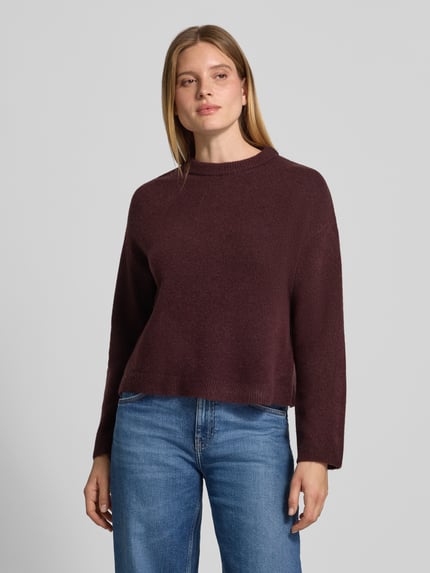 Frauenmodel trägt Pullover mit geripptem Rundhalsausschnitt von S.OLIVER CASUAL in unifarbener Strickoptik, Struktur, Ganzkörperansicht von vorne.