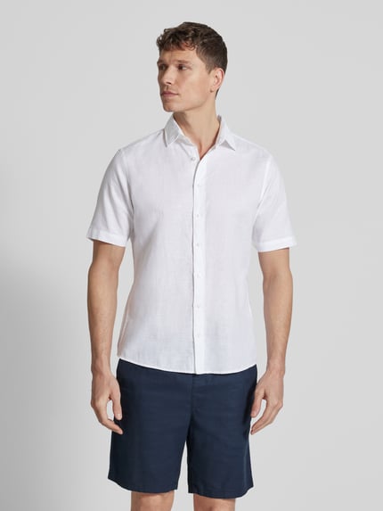 Männermodel trägt weißes Slim Fit Freizeithemd aus Leinen-Mix von Jake*s mit Kentkragen, Knopfleiste, kurzärmelig, Ganzkörperansicht von vorne.